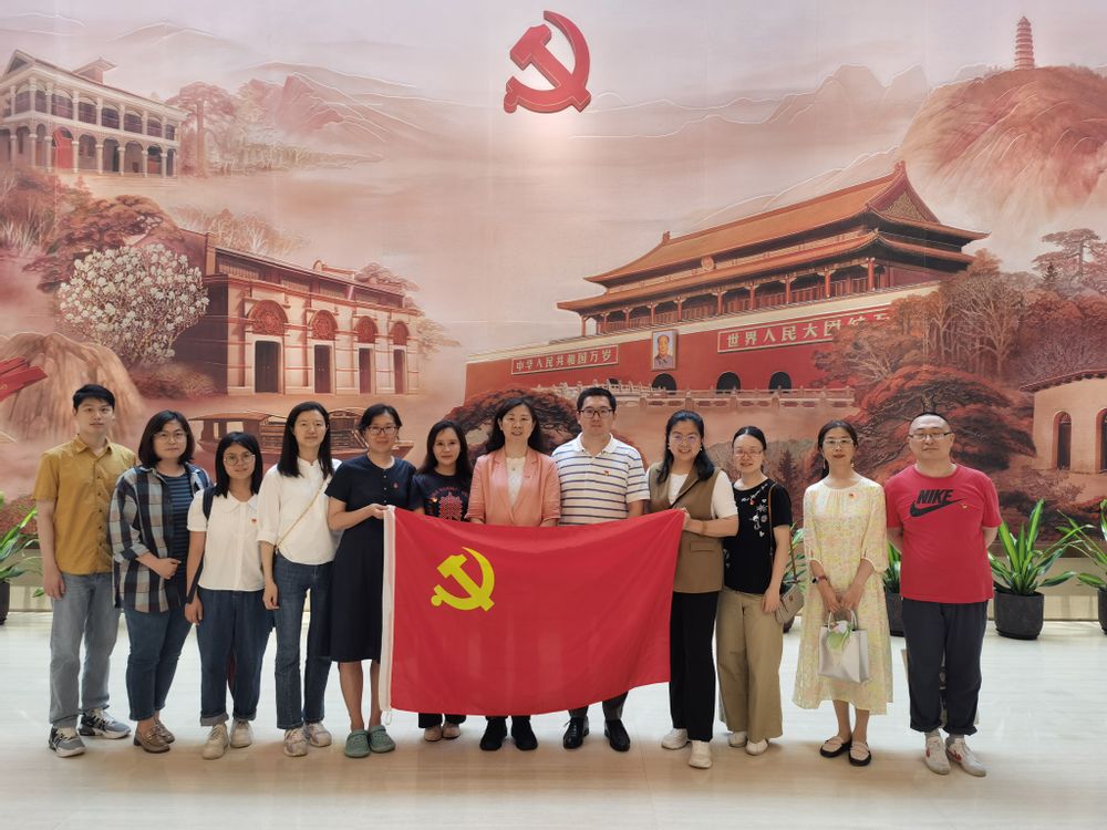 中共一大会址参观1.jpg 中共一大会址参观1.jpg